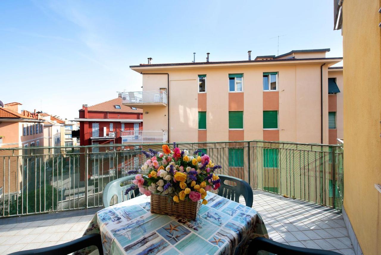 Trilocale Mazzini Con 2 Balconi Daire Varazze Dış mekan fotoğraf